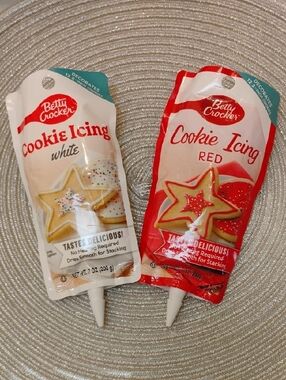 Betty Crocker Red and White Cookie Icing Decorating Pouches~(2)